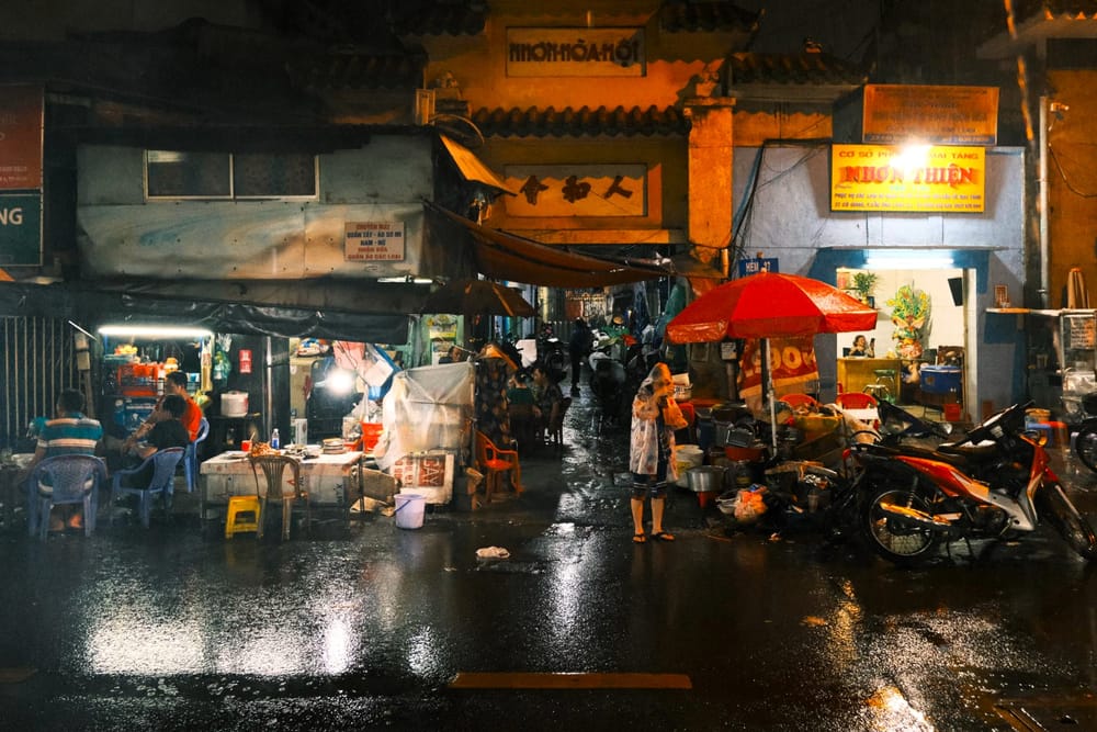 "Food tour" Sài Gòn về đêm: 10 món ăn vặt đường phố nhất định phải thử và địa chỉ quán ngon.